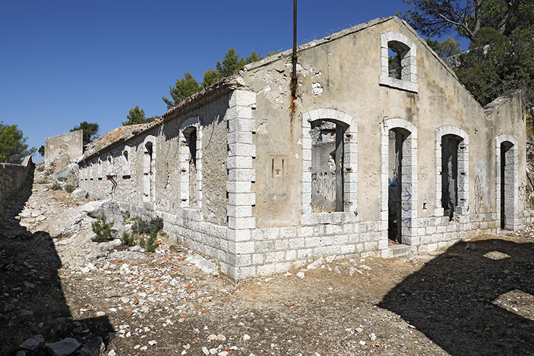 bâtiment nord du casernement, mur pignon sud sur cour d'entrée et mur gouttereau ouest sur chemin de ronde du front de gorge