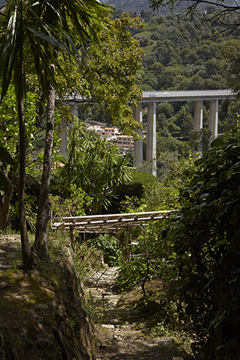 Escalier muletier (vue plongeante avec à l'arrrière-plan la section de l'autoroute A8 qui surplombe le val du Careï).