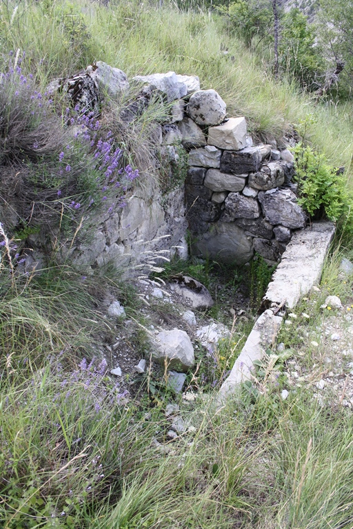 La bassin de l'ancienne fontaine du Fontarras à l'est de l'écart.