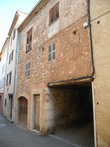 Village, 1ère maison. Façade et passage couvert.