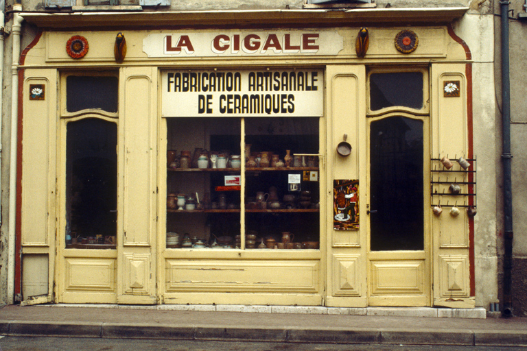 Avenue du Maréchal Foch (parcelle 353). Magasin. Devanture en bois.