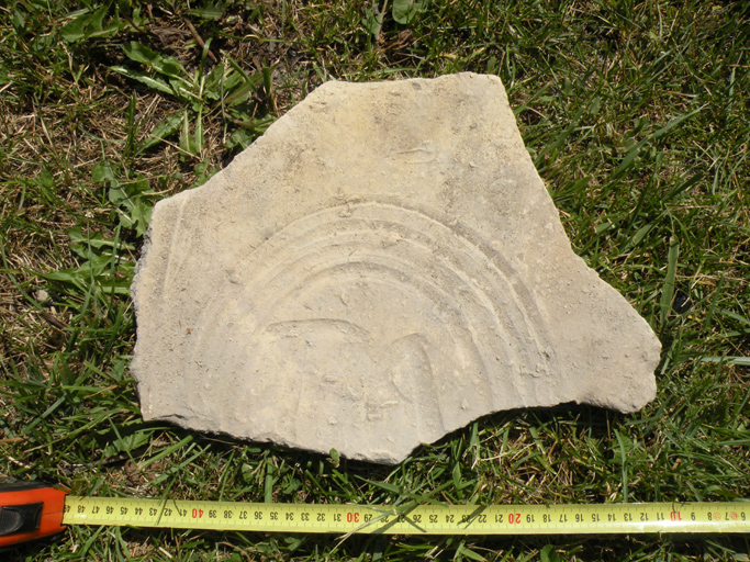 Fragment de tegulae trouvé en contre-haut de la ferme de la Fortune.