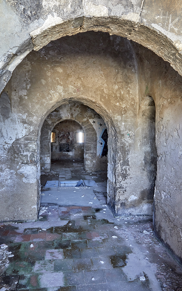 Tour de Pomeguet, intérieur du rez-de-chaussée, second sas d'entrée et corridor desservant les deux casemates de casernement 