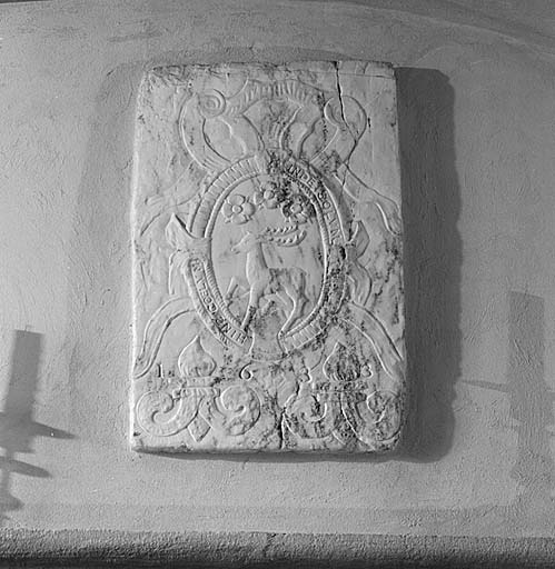 Bas-relief daté de 1633 représentant les armes de la famille du Serre, autrefois placé sur la façade, aujourd'hui en remploi sur une hotte de cheminée.