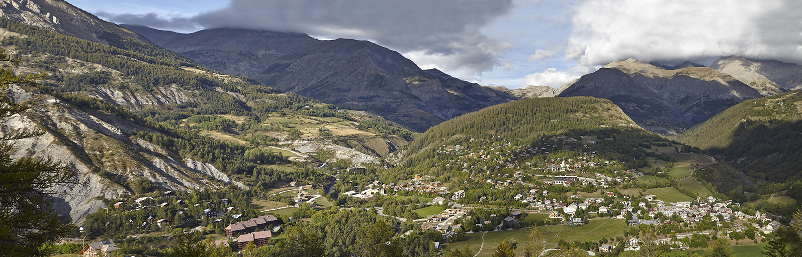 Allos : le noyau du vieux village (à droite) s'est vu adjoindre des quartiers périphériques investissant l'adret (Super Allos), ainsi qu'une station de ski, le Seignus Bas (à gauche).