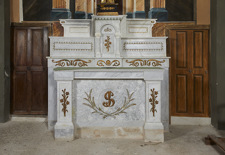 Ensemble de l'autel secondaire de saint Joseph : degré d'autel, autel, tabernacle, trois gradins d'autel