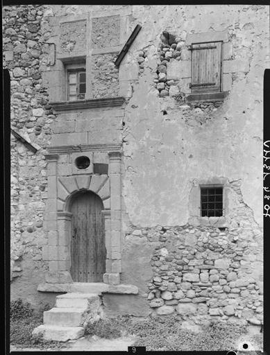 Façade antérieure. Deuxième travée d'ouvertures. Porte (datée 1613) et croisée murée.