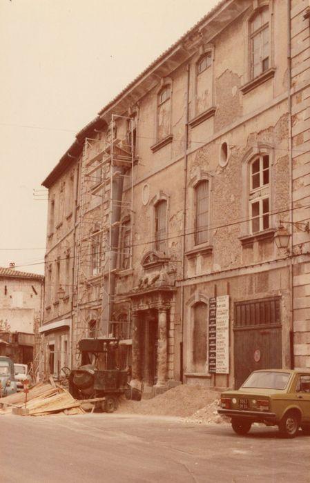 Façade sur rue [façade nord sur rue du corps de bâtiment central, en cours de restauration], 1979. 
