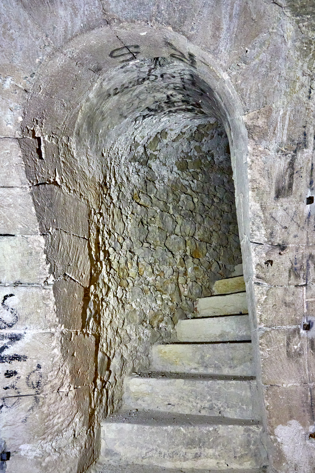 Donjon, casemate du rez-de-chaussée de la grosse tour nord-ouest, débouché de l'escalier mural du premier étage