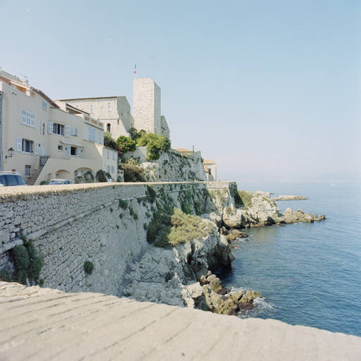 Courtine 22 du front de mer et flanc droit du bastion 23, devant le château.