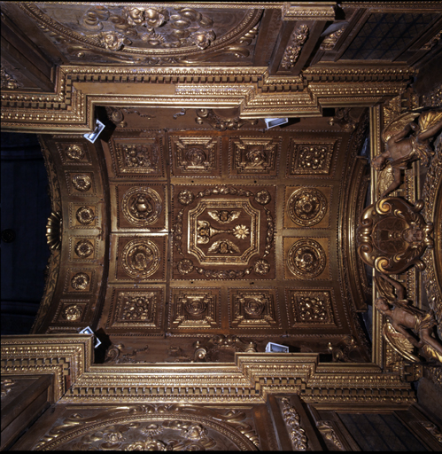 lambris de couvrement en berceau, haut-relief : Anges tenant un cartouche