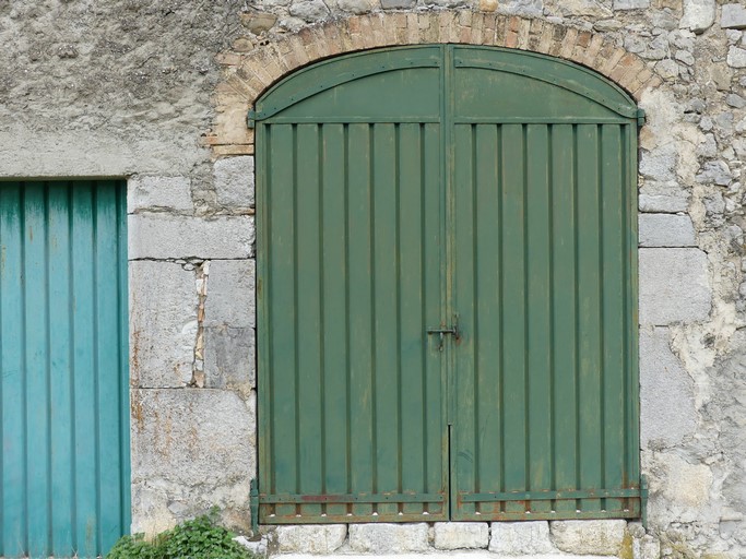 Partie nord. Pignon ouest, premier niveau. Porte sud du fenil, remployant un encadrement chanfreiné à jambage commun avec celui de la porte nord.