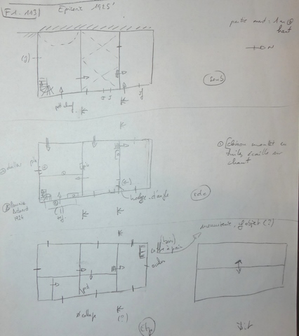 Plans schématiques du bâtiment. De haut en bas : étage de soubassement, rez-de-chaussée surélevé, étage, toit.