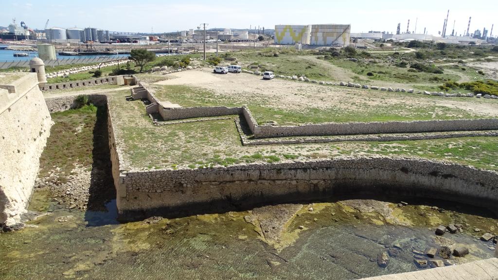 Vue plongeante du fossé et du chemin couvert du front de terre, prise du demi-bastion de droite