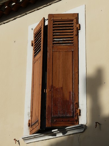 Fenêtre équipée de contrevents à persienne haute. Maison située rue de la Draille au bourg de Ribiers (parcelle 1998 E2 768).