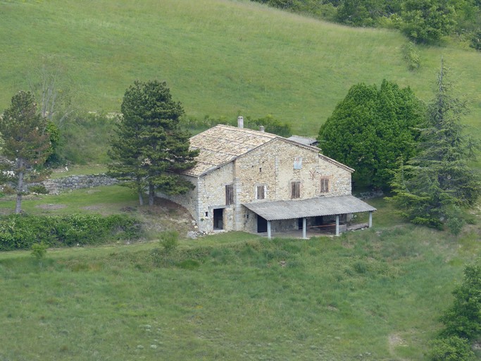 Implantation perpendiculaire au sens de la pente. Ferme de Barrare (Châteauneuf-de-Chabre).