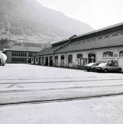 usine électrométallurgique dite usine Péchiney, actuellement magasins de commerce