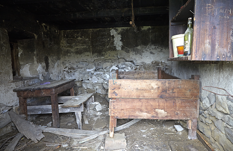 Intérieur de l'ancienne cabane de Sangraure avec son mobilier.
