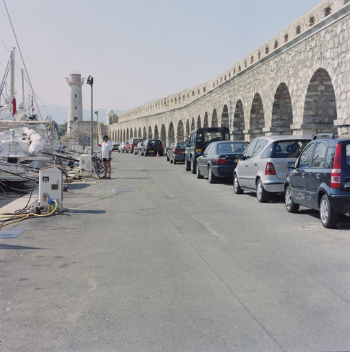 Elévation intérieure de la courtine du môle (32-33) en enfilade vers le phare.