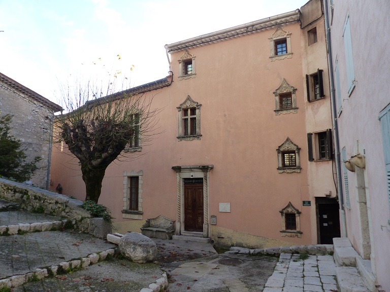 Maison (2023 B 570). Encadrements sculptés. 