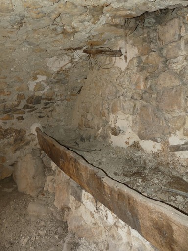 Etable en étage de soubassement, mangeoire sur banquette maçonnée et trappe d'abat-foin pratiquée dans la voûte. Ferme au hameau des Dades (Ribiers).