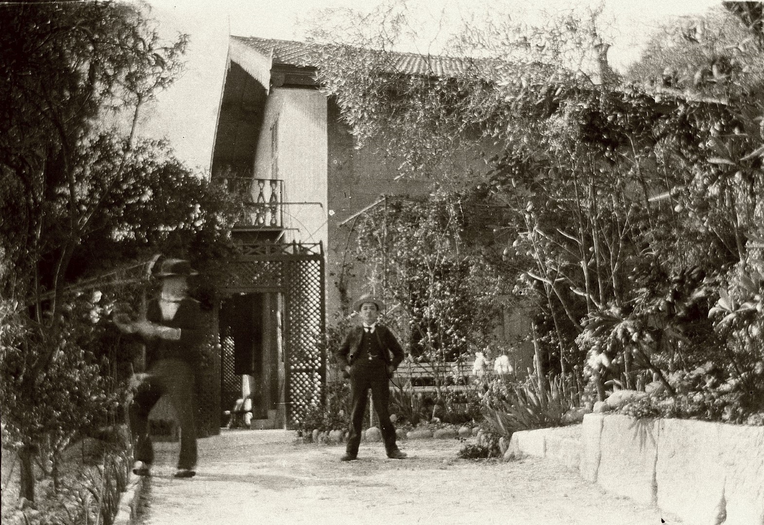 [La Gaude. Le Chalet Les Roses vu depuis l’allée « jeu de boules » avec Eugène Simond enfant, vers 1900.] 