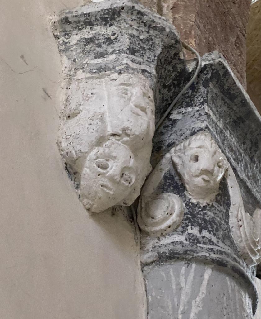 Chapiteau et culot du support sud à l'entrée du choeur.
