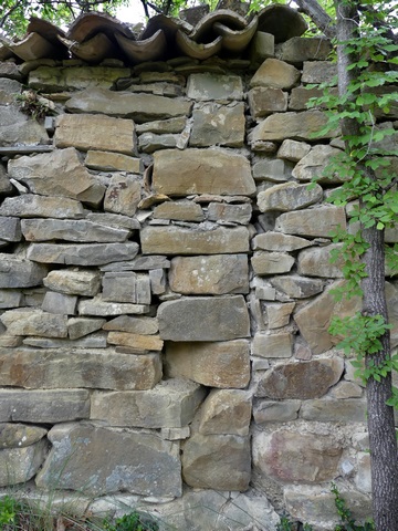 Collage de maçonnerie sur un entrepôt agricole, à Pié Léger.