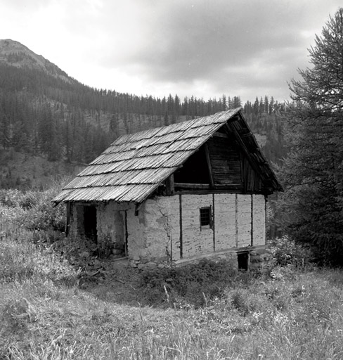 Le Vallon. Chalet 790. Vue de volume prise du nord-est. Noter la juxtaposition des trois techniques : maçonnerie, pans de bois et empilage de planches.