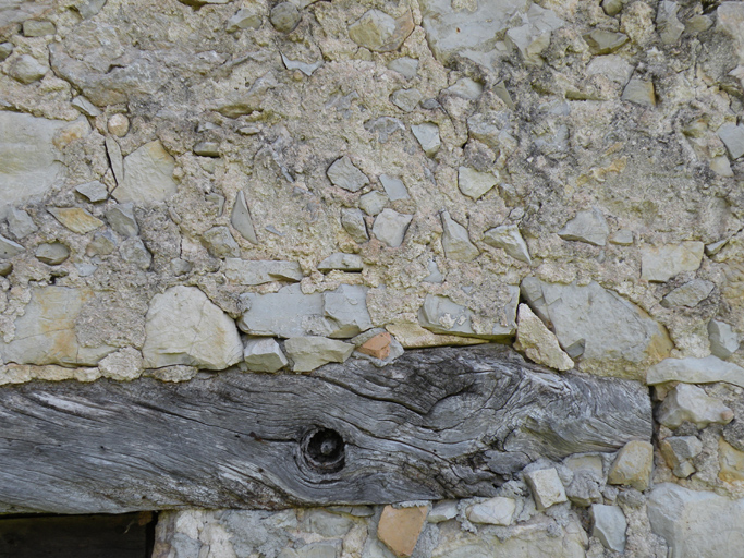 Enduit de façade à inclusions de petits cailloux. Les Bastides.