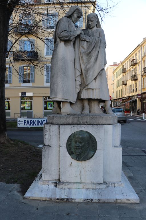 Place-parvis dite piazza dell'ospedale, puis place Defly, actuelle place du Général Marshall