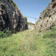 Enfilade du fossé du front est (face du fort) vu du sud; au fond, le flanc crénelé (remanié) de la caponnière nord-est.