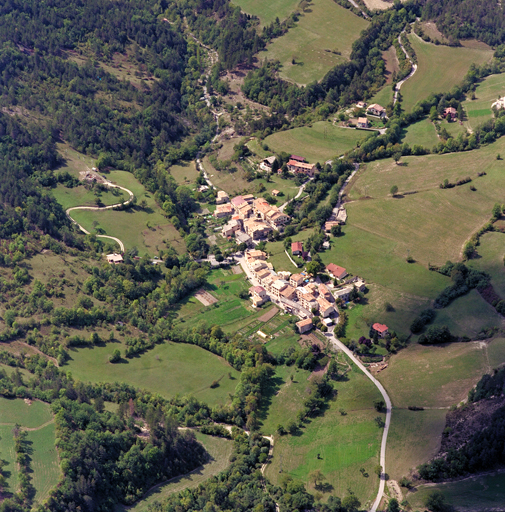Village de Vergons, vue aérienne oblique depuis l'est.