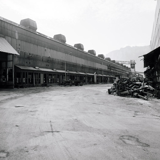 usine électrométallurgique dite usine Péchiney, actuellement magasins de commerce