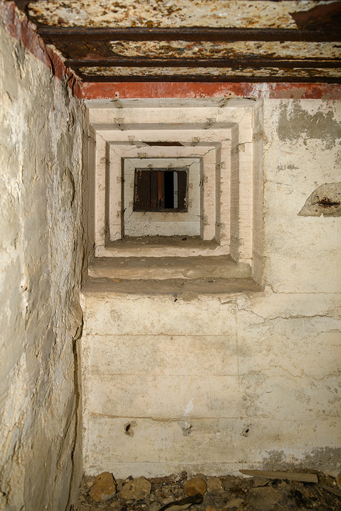 Batterie sudwall, 5eme cuve à casemate abri Regelbau M 158, intérieur du vestibule de l'escalier d'accès à la casemate, créneau de défense
