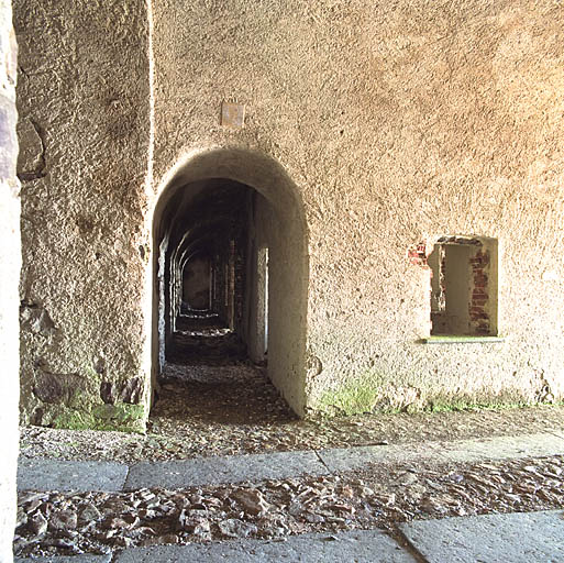 Branche ouest du corridor de desserte des casemates du rez-de-chaussée.