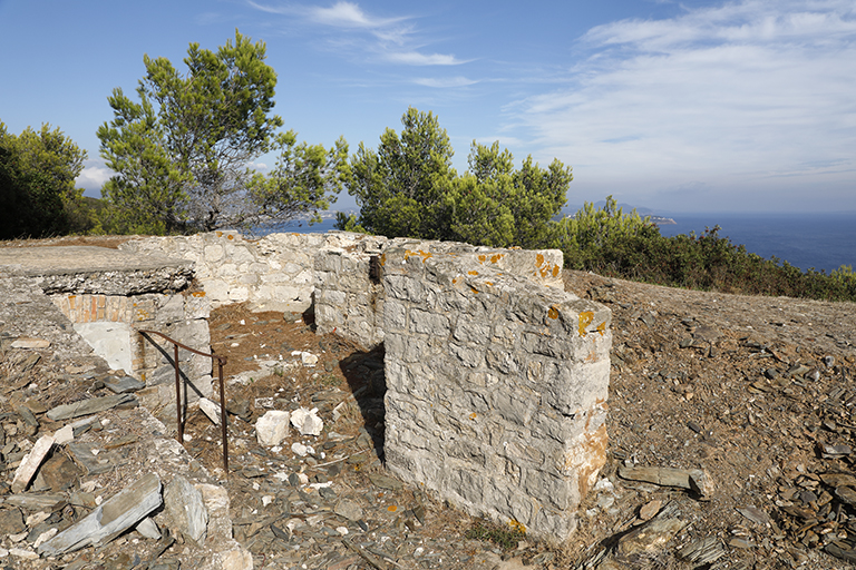 Détail de l'ancien poste de direction de tir et de son abri, du côté de l'entrée.