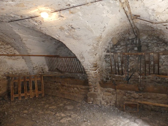 Etable en étage de soubassement, couverte par une voûte d'arêtes ; mangeoires sur banquettes maçonnées. Ferme du Villaret (Ribiers).