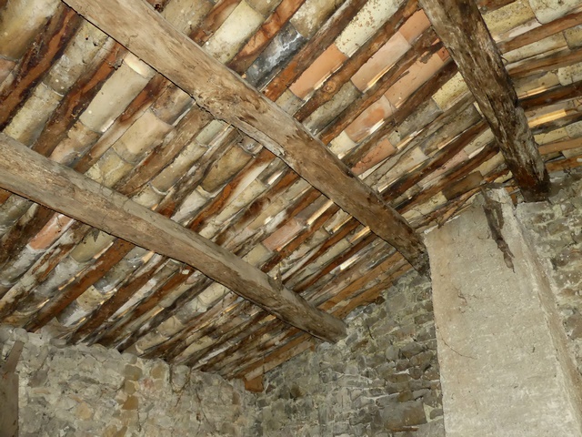 Charpente à pannes et couverture en tuile creuse sur chevrons (quartons ou bois de brin).