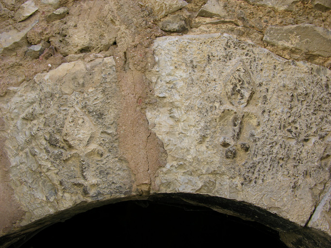 Une fleur de lys dans l'encadrement de la porte d'une maison à la Baume.