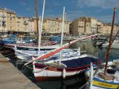 Pointus traditionnels et bateaux de pêche dans le vieux port de Saint-Tropez.