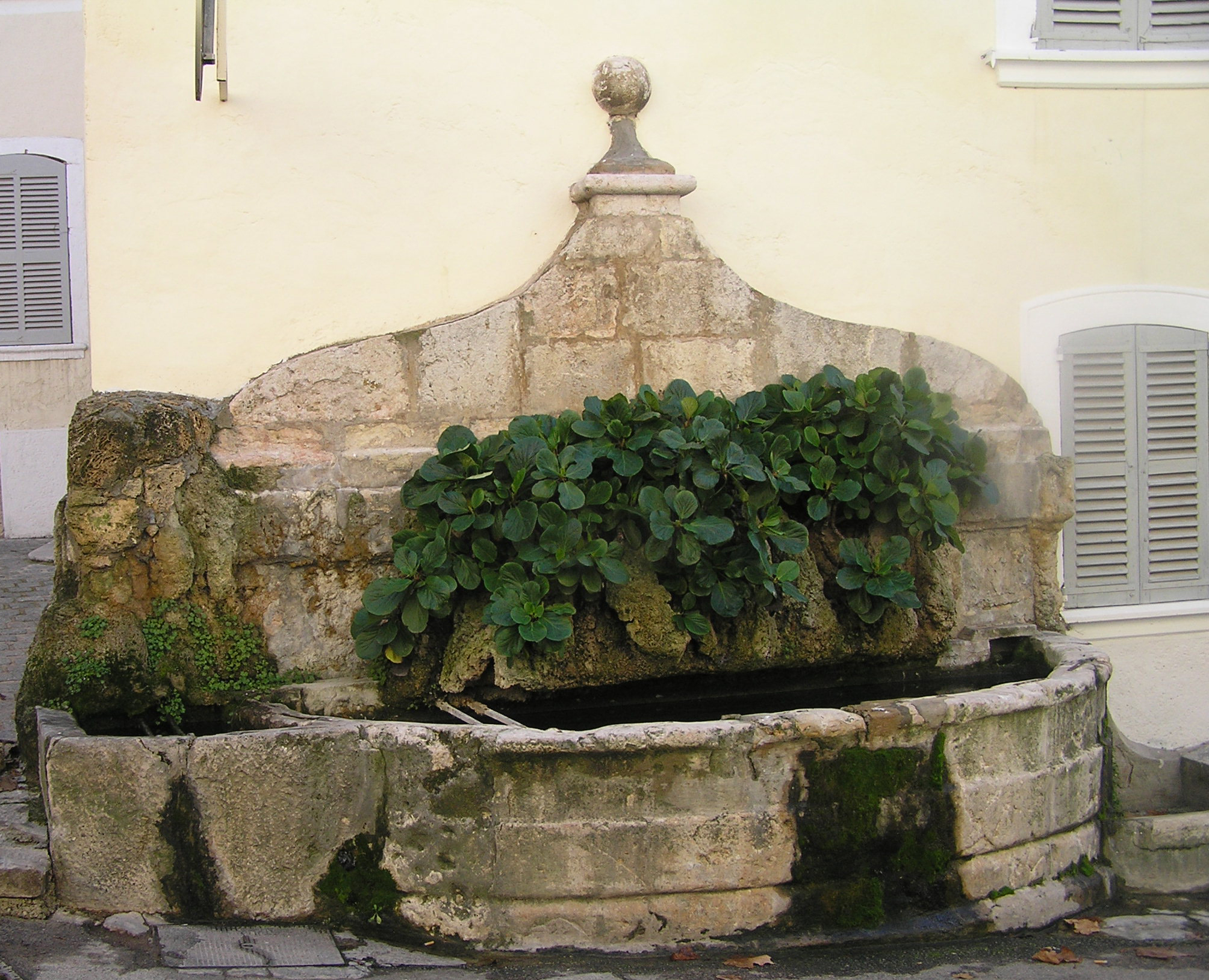 Fontaine et lavoir dite aussi fontaine vieille ou fontaine Boyère