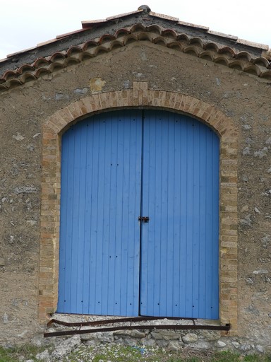 Bâtiment agricole disjoint nord. Pignon ouest, porte du fenil.