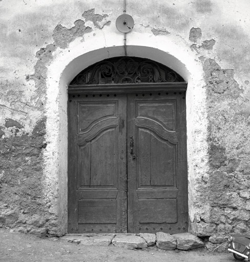 Corps de bâtiment A. Façade antérieure est. Porte d'entrée de la court et ses vantaux.