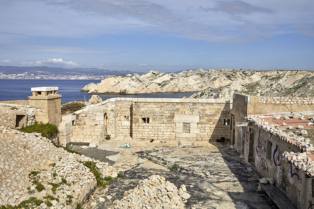 Batterie de 1861 et 1880, plate-forme du corps de garde, parapet crénelé Est, face sud avec locaux adossés en 1943 