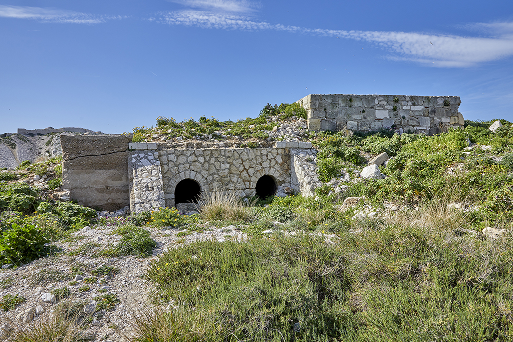 Détail de la façade des latrines, qui faisait face à l'entrée du corps de  garde détruit