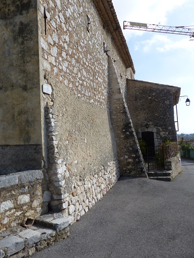 Elévation sud. Au fond, l'ancien bâtiment agricole accolé à la chapelle.