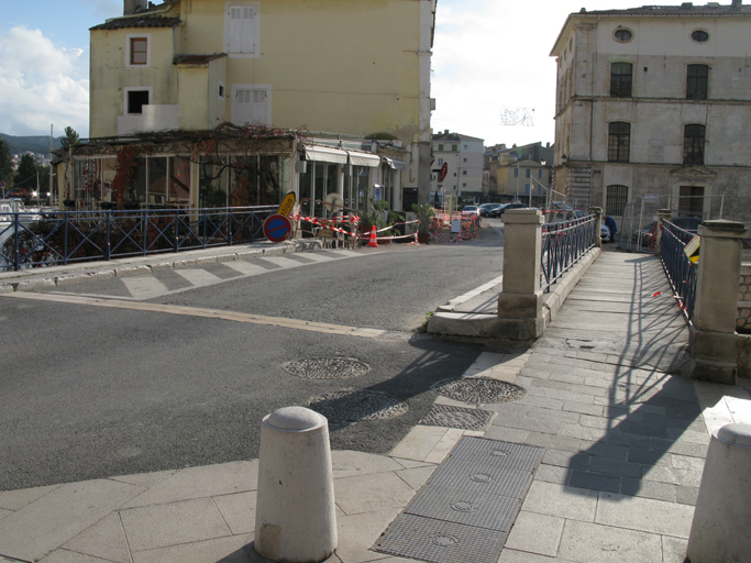 petit pont est sur le canal Saint-Sébastien, dit pont Saint-Sébastien