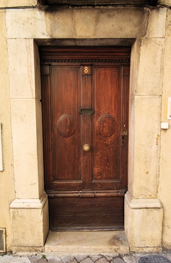 Maison (1833 B 297, 2025 B 252). Vantail avec menuiserie ouvragée.