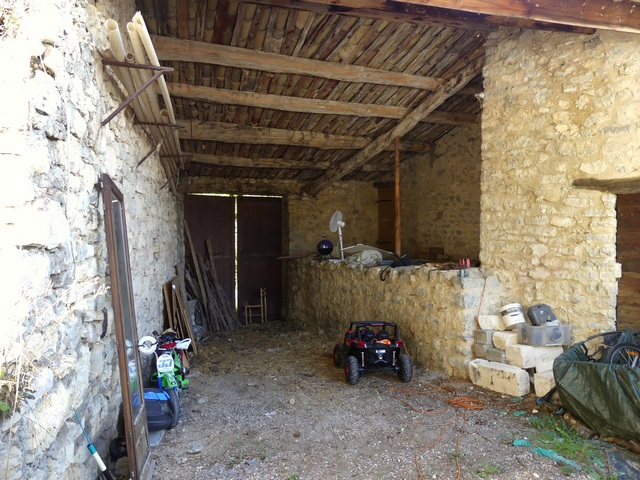 Aire à battre en partie couverte par une remise ouverte, ferme au quartier de l'Estang.